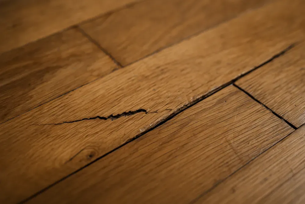Rénovation de parquet : faut-il réparer, poncer ou remplacer ?